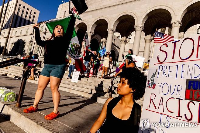 지난 15일 LA 시청 앞에 모인 시위대 [Stephen Lam/San Francisco Chronicle/AP=연합뉴스. 재판매 및 DB 금지]