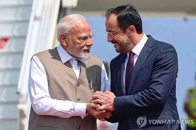 인도·키프로스 정상회담 나렌드라 모디 인도 총리가 지난 15일 키프로스 라르나카 국제공항에서 니코스 크리스토두리데스 키프로스 대통령과 악수하고 있다.
[AFP 연합뉴스 자료사진. 재판매 및 DB 금지]