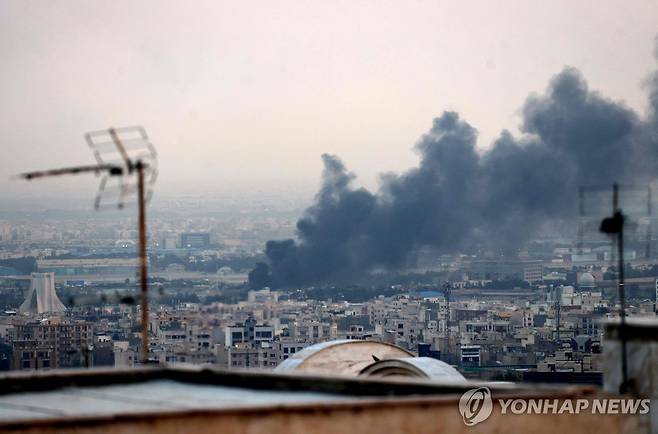 테헤란 시내에서 치솟는 연기 (테헤란 AFP=연합뉴스) 16일(현지시간) 이란 수도 테헤란 시내 국영 IRIB 방송국 본사를 겨냥한 이스라엘군의 공습으로 연기가 치솟는 모습. 2025.6.16