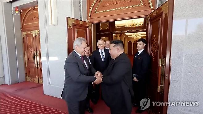 6월5일 김정은 위원장을 접견한 러 안보수장 (서울=연합뉴스) 김정은 북한 국무위원장이 지난 4일 당 중앙위원회 본부청사에서 푸틴 러시아 대통령의 위임을 받아 방북한 세르게이 쇼이구 러시아 안전이사회 서기장을 접견했다고 조선중앙TV가 5일 보도했다. [조선중앙TV화면] 2025.6.5 
    [국내에서만 사용가능. 재배포 금지. For Use Only in the Republic of Korea. No Redistribution] nkphoto@yna.co.kr
