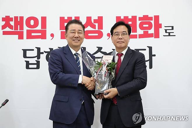 첫 회동하는 여야 원내대표 (서울=연합뉴스) 김주형 기자 = 더불어민주당 김병기 당 대표 직무대행 겸 원내대표(왼쪽)가 17일 서울 여의도 국회에서 국민의힘 송언석 원내대표를 예방, 축하난을 전달하며 기념촬영하고 있다. 2025.6.17 [공동취재] kjhpress@yna.co.kr