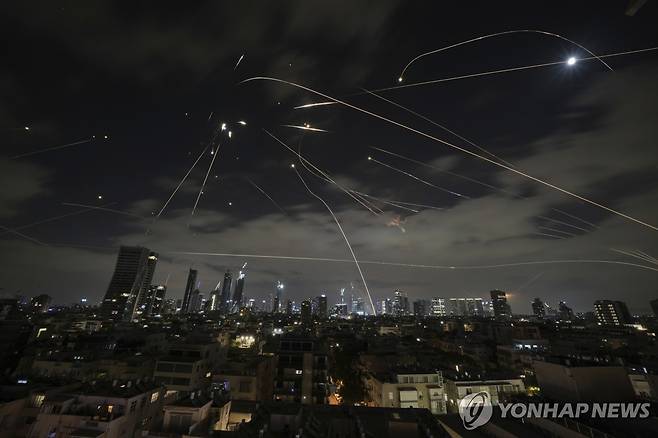 이스라엘 텔아비브 상공 [AP 연합뉴스 자료사진. 재판매 및 DB 금지]