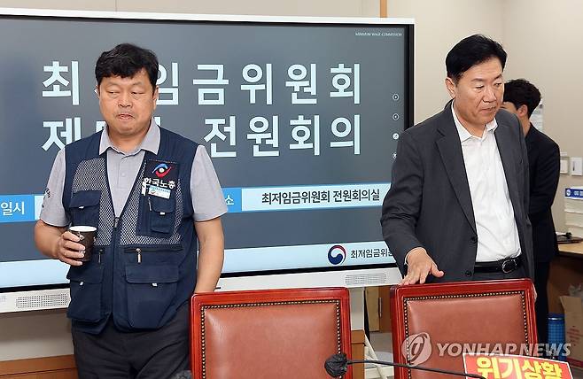 최저임금위, '아직은 어색' (세종=연합뉴스) 배재만 기자 = 최저임금위원회 사용자위원인 류기정 한국경영자총협회 전무(오른쪽)와 근로자위원 류기섭 한국노총 사무총장이 17일 정부세종청사에서 열린 최저임금위원회 제5차 전원회의에 함께 입장하고 있다. 2025.6.17 scoop@yna.co.kr