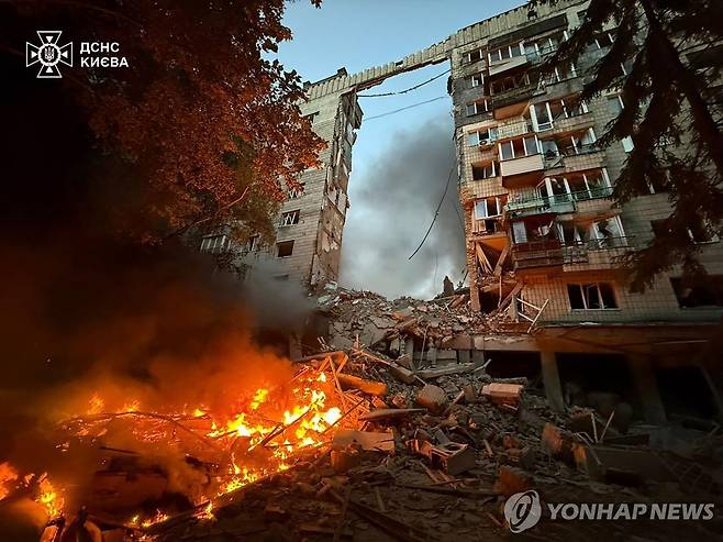 러시아의 공습에 파괴된 키이우의 아파트 [EPA/State Emergency Service 연합뉴스 재판매 및 DB 금지]