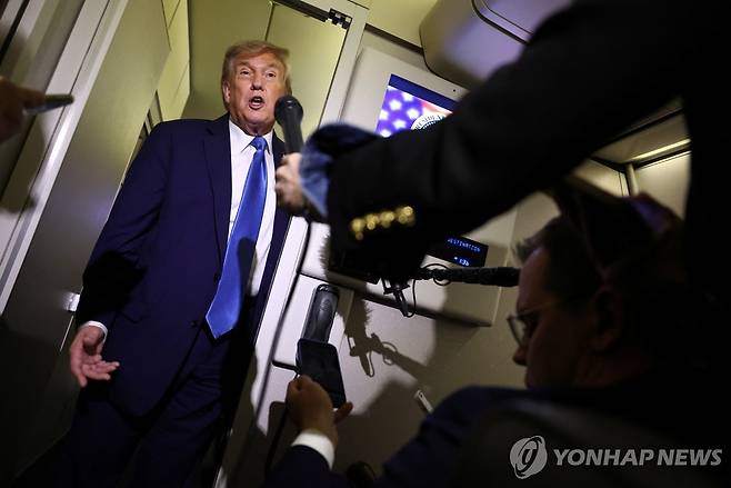 에어포스원 전용기에서 취재진과 문답하는 트럼프 [로이터=연합뉴스 자료사진. 재판매 및 DB 금지]