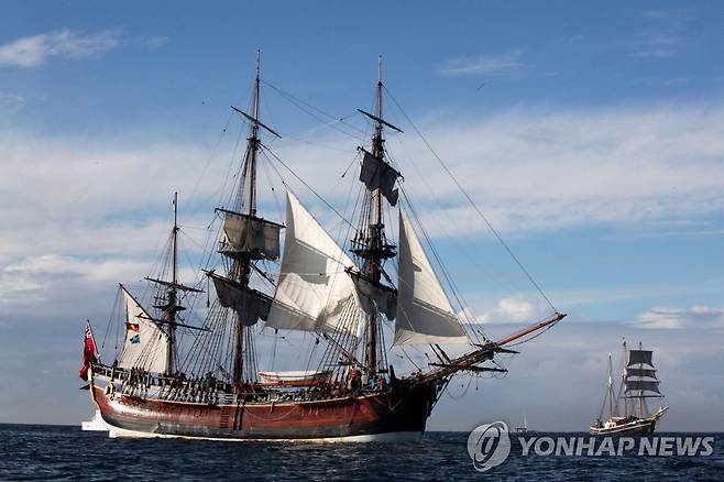 2012년 시드니항에 도착한 인데버호 모형 선박 [EPA 연합뉴스 자료사진 재판매 및 DB 금지]