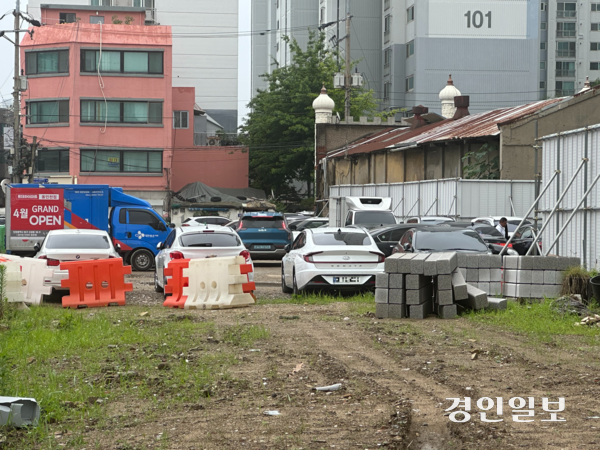 현재 임시 공영주차장으로 쓰이고 있는 인천 중구 신흥동 공공청사 예정지. 2025.6.16 /조경욱기자 imjay@kyeongin.com
