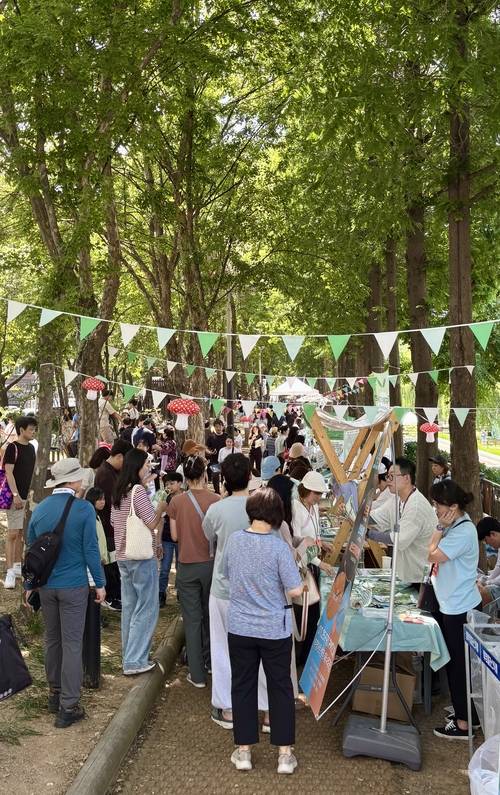 지난 14일 인천 부평구 굴포누리 기후변화체험관 일대에서 열린 ‘2025 굴포천천히 그린 라이프 페스티벌’에서 시민들이 플리마켓을 둘러보고 있다. 2025.6.14 /부평구문화재단 제공
