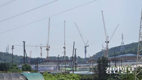 2028년 입주 예정인 용인시 처인구의 한 아파트 건설현장. 세종포천고속도로와 인접해있지만 인프라 부족 등으로 현재 미분양 상태이다. 2025.6.18 /김지원기자 zone@kyeongin.com