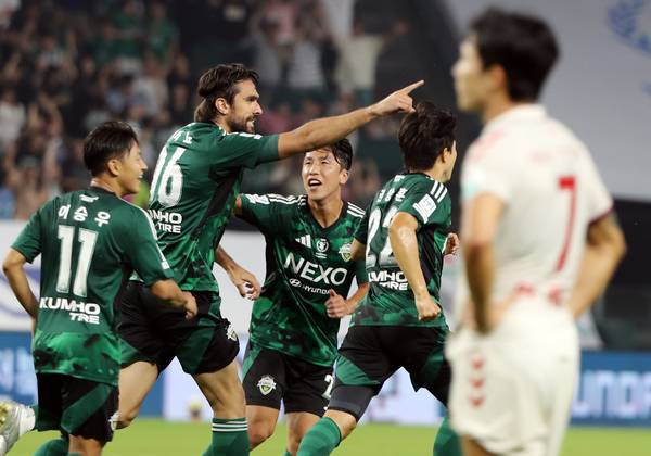 The Hana Bank 1 2025 Jeonbuk Hyundai and Suwon FC, which were held at the Jeonju World Cup Stadium on the 17th, are rejoiced after the equalizer of Jeonbuk Hyundai Compano. 2025.6.17 /Yonhap News