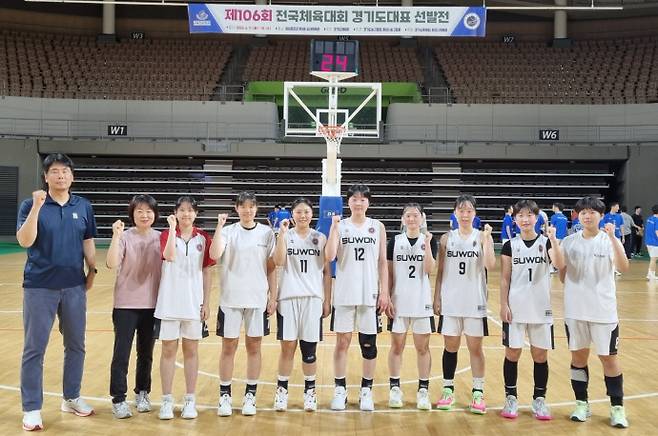 제106회 전국체육대회 농구 여고부 경기도대표로 선발된 수원여고 강병수(사진 맨왼쪽)감독과 선수들이 기념촬영을 하고 있다. 사진=경기도농구협회