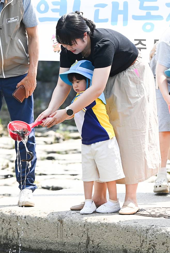 18일 대전 동구 대동천 일원에서 열린 친환경 방역을 위한 미꾸라지 방류 행사에 참여한 어린이가 방류를 하고 있다. 김주형 기자 kjh2667_@cctoday.co.kr