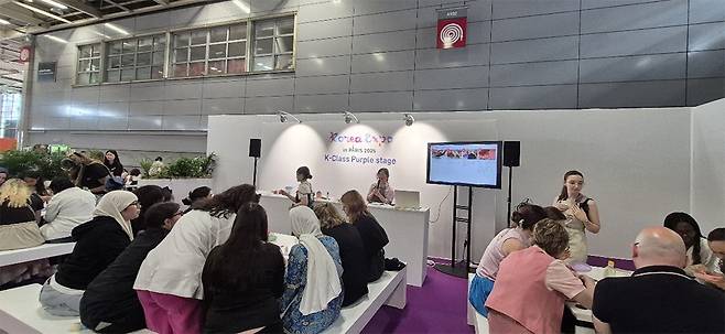 최근 ‘2025 코리아 엑스포 인 파리’ 부대행사로 진행된 K-Class 프로그램에서 참관객들이 나전칠기 손거울 만들기 체험에 참여하고 있다. <광주경제진흥상생일자리재단 제공>