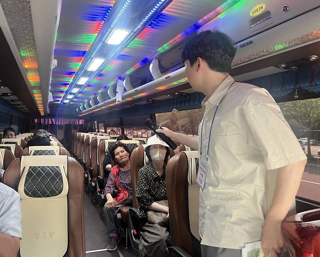 광주시청 공무원이 승객들에게 자리 안내를 하고 있는 모습.