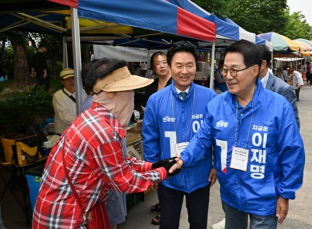 더불어민주당 박지원(진도·해남·완도)의원과 정진욱(광주 동남을)의원이 지난 대선기간 광주시 동구 푸른길에서 선거운동을 하고 있다. 
 <광주일보 자료사진>