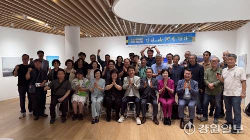 ◇‘2025 강원갤러리’가 17일 서울 인사동 갤러리은에서 김진태 도지사, 김시성 도의회 의장, 양숙희 도의원, 김별아 강원문화재단 이사장, 이종봉 전임 한국미술협회 강원도지회장,이병국·김성호 한국미협 이사장 후보를 비롯해 지역작가 등 50여명이 참석한 가운데‘강원-산하(山河)를 담다’을 주제로 화려하게 막을 올렸다.