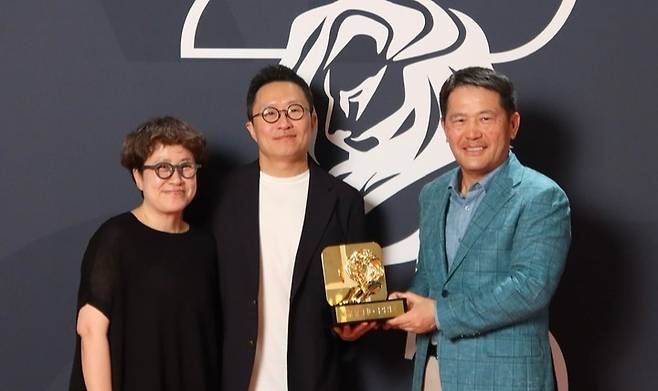 국제 광고제 '칸 라이언즈(Cannes Lions) 2025'에서 단편 영화 '밤낚시'가 엔터테인먼트(Entertainment) 부문 그랑프리(Grand prix)를 수상해 (왼쪽부터) 이노션 최고 크리에이티브 책임자(CCO) 김정아 부사장, 현대자동차 브랜드마케팅본부장 지성원 전무, 이노션 이용우 대표이사가 기념 촬영을 하고 있다. 현대차 제공