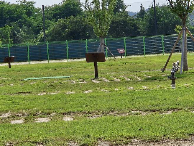 하양물빛파크골프장의 잔디가 활착 준비 과정을 거치고 있다. /심한식 기자