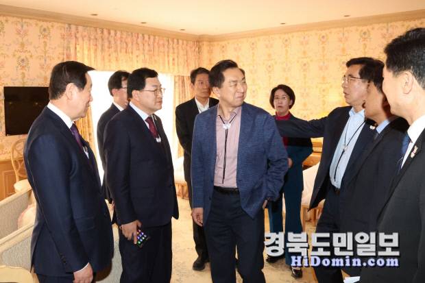 국회 APEC특위 위원들과 함께 경주의 숙박시설을 살펴보는 주낙영 경주시장. 사진=경주시 제공