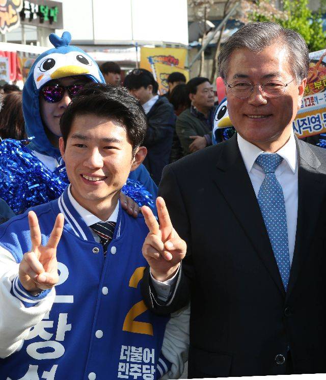 지난 2016년 제20대 총선 당시 더불어민주당 소속으로 부산 사하을에 출마한 오창석 후보가 당시 더불어민주당 문재인 전 대표와 함께 유세를 하고 있다. 부산일보DB