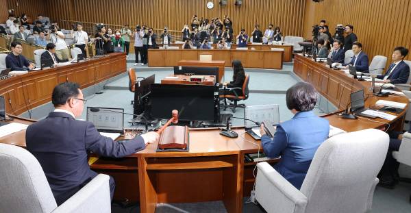 18일 국회에서 열린 국무총리 임명 동의에 관한 인사청문특별위원회 회의에서 국민의힘 소속 이종배 위원장이 의사봉을 두드리고 있다.연합