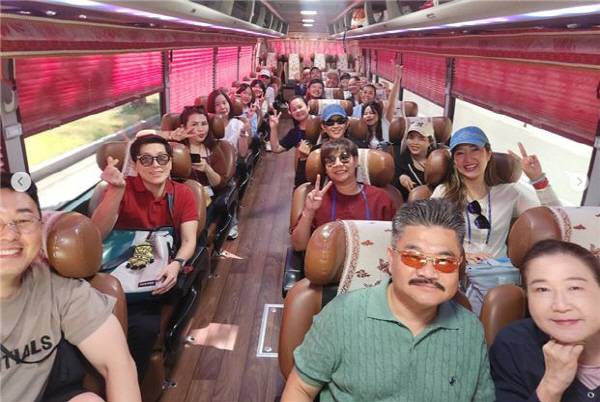 경주천마로타리클럽이 2025 APEC 정상회의의 국제 홍보를 위해 초청한 태국과 필리핀 자매클럽 회원들이 지난 15일 경주지역 문화유적을 둘러보는 관광행사를 하고 있다. 경주천마로타리클럽