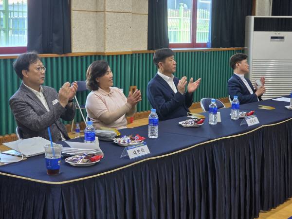 18일 의성초등학교 튼튼관에서 열린 '2025 안전골든벨 경상북도 어린이퀴즈쇼' 의성예선에 참석한 경상북도의성교육지원청 전영배 교육지원과장(왼쪽부터), 이경순 의성초 교장, 이우식 교육장 등이 열띤 퀴즈 경쟁을 펼치는 학생들을 향해 박수로 응원하고 있다. 김동현 기자 jhass80@kyongbuk.com