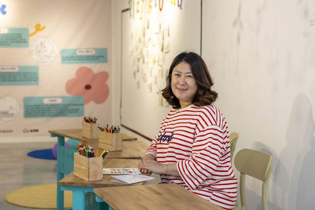서정은 '놀배즐' 대표가 단체 사무실에서 포즈를 취하고 있다. 칠곡군 제공