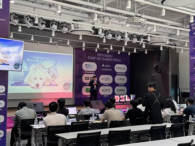 18일 대구창조경제혁신센터에서 열린 '스타트업 리더스포럼'에서 지역 스타트업 <주>캐니캐티케어 관계자가 IR 피칭을 하고 있다. <대구창경 제공>
