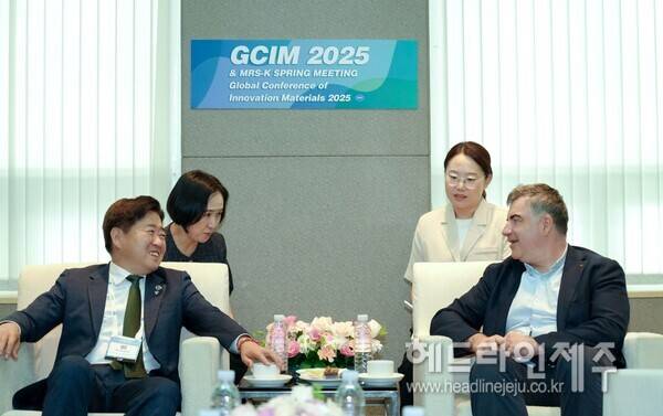 오영훈 제주도지사와 콘스탄틴 노보셀로프 교수.