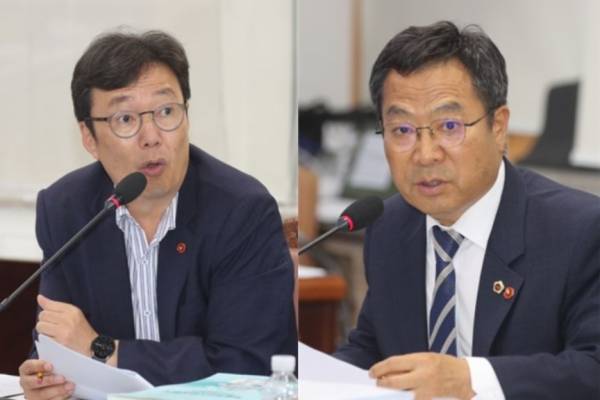 제주도의회 행정자치위원회 소속 이남근 의원(국민의힘·비례대표.왼쪽)과 송창권 의원(더불어민주당·외도·이호·도두동)이 17일 439회 정례회에서 질의하고 있다.