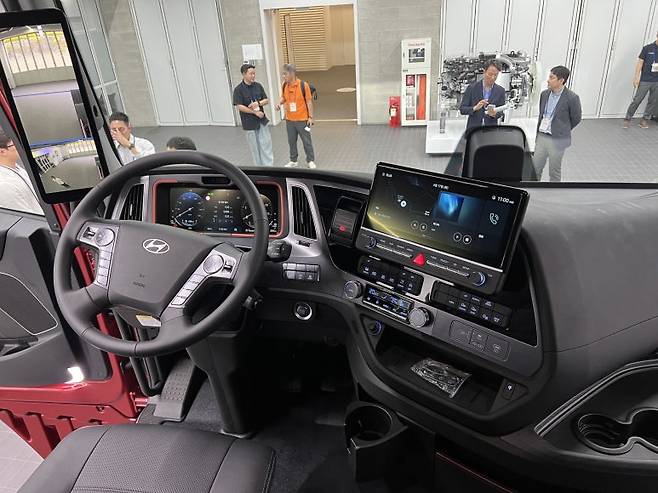 더 뉴 엑시언트의 운전석. 12.3인치 운전석 계기판과 센터 디스플레이가 나란히 배치됐고, 운전석 옆에 팝업형 컵홀더가 생겨 전 모델 대비 운전자의 편의성을 대폭 끌어올렸다. 사진=이상진