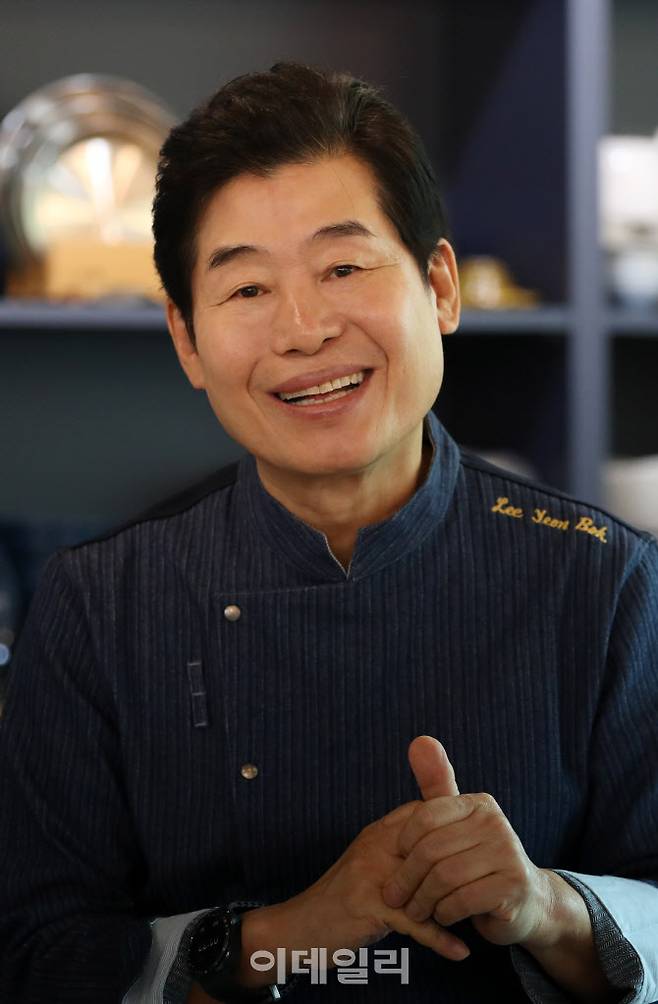 이연복 셰프가 요리를 시작한 이유를 이데일리 ‘예종석의 파워인터뷰’에서 담담하게 밝히고 있다. (사진=김태형 기자)