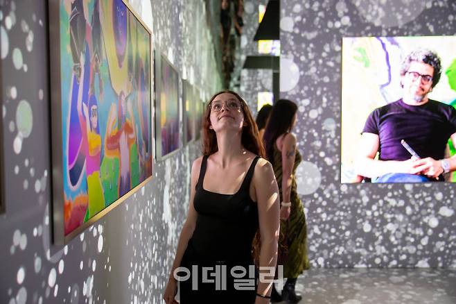 관람객들이 삼성전자의 디지털 아트 체험 공간인 삼성 라운지 ‘아트큐브(ArtCube)’ 전시장을 구경하고 있다.(사진=삼성전자)