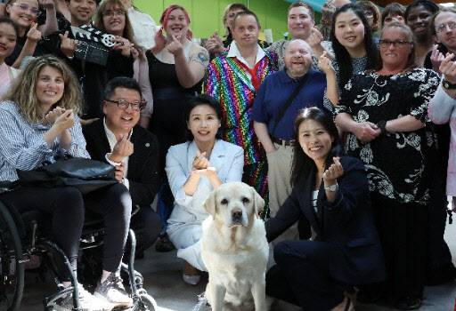 G7 정상회의에 참석하는 이재명 대통령과 함께 캐나다를 방문한 김혜경 여사가 17일(현지 시간) 캐나다 캘거리 국립장애인예술센터를 방문해 센터활동가, 은퇴한 안내견 ‘벨라‘와 함께 기념촬영을 하고 있다.(사진=뉴시스)