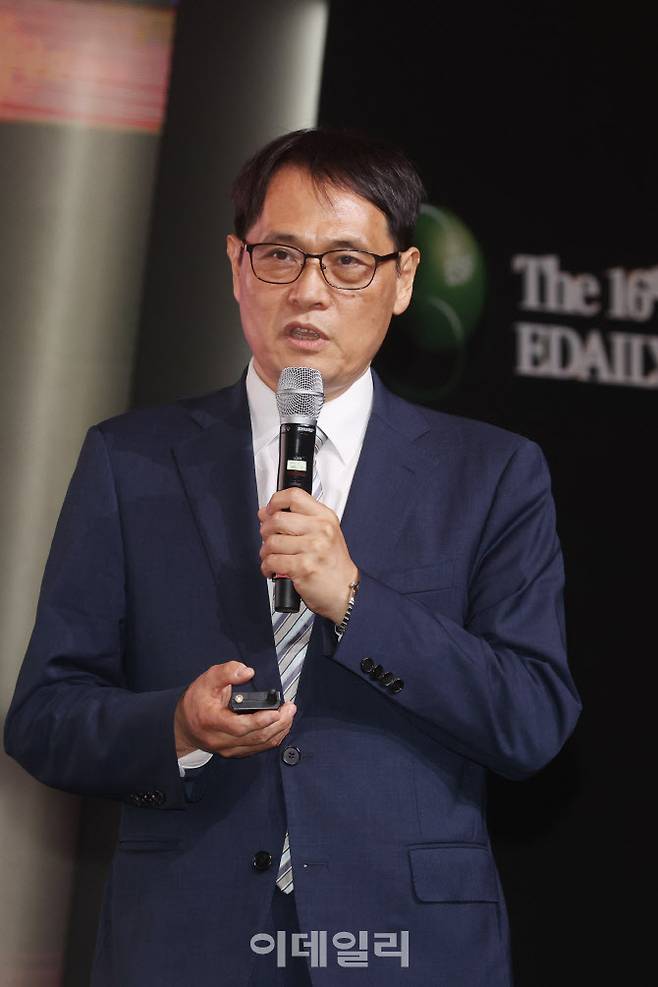 [이데일리 이영훈 기자] 전영준 제43대 한국재정학회장이 18일 서울 중구 장충동 서울신라호텔에서 열린 ‘제16회 이데일리 전략포럼’에서 ‘사회모델 구축 복지 및 재정:저출산보다 어려운 고령화…新사회건설을 위한 필요충분조건’ 주제로 발표하고 있다.