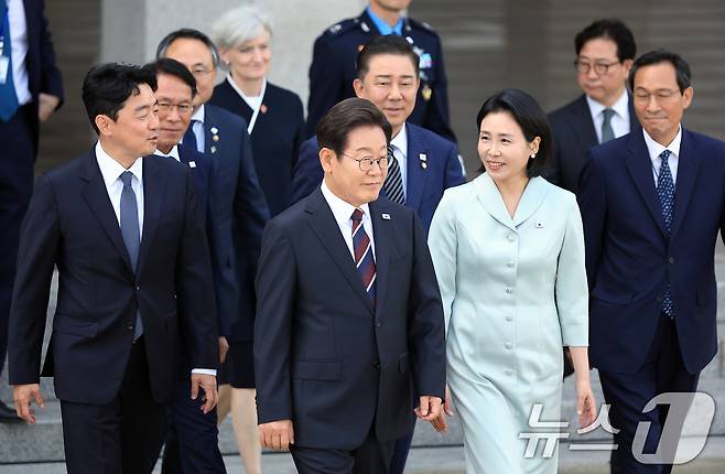 이재명 대통령과 부인 김혜경 여사가 캐나다에서 열리는 주요7개국(G7) 정상회의 참석을 위해 16일 오후 경기도 성남 서울공항을 통해 출국하며 강훈식 대통령 비서실장, 우상호 정무수석, 김병기 더불어민주당 원내대표 등의 환송을 받고 있다. 2025.6.16/뉴스1 ⓒ News1 박정호 기자