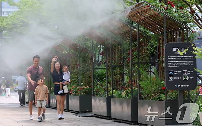 도심 열섬 현상을 완화하기위해 가동하는 쿨링포그(사진은 기사 내용과 무관함) / 뉴스1 ⓒ News1