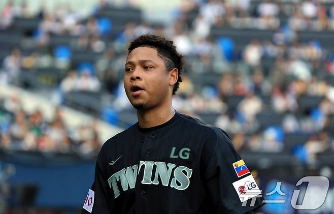 17일 오후 서울 송파구 잠실야구장에서 열린 프로야구 '2025 신한 SOL뱅크 KBO 리그' NC 다이노스와 LG 트윈스의 경기, 2회초 무사 주자 1루 상황 LG 선발 에르난데스가 NC 박건우에게 몸에 맞는 볼을 던진 뒤 강판되고 있다. 2025.6.17/뉴스1 ⓒ News1 박정호 기자