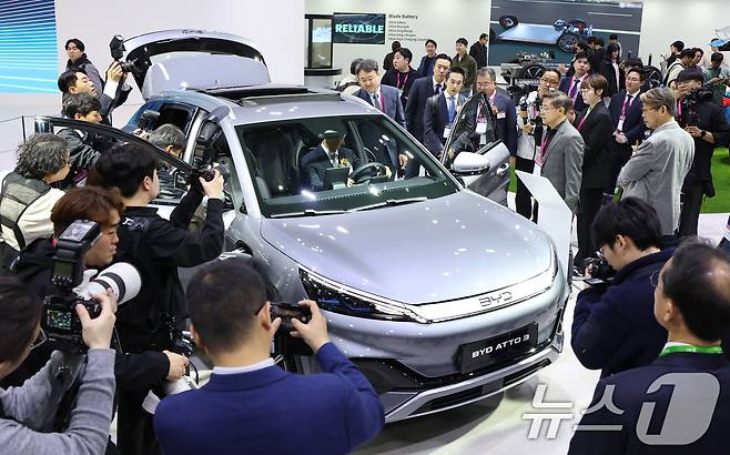 4일 경기도 고양시 킨텍스 제1전시장에서 열린 2025 서울모빌리티쇼에서 관람객들이 중국 전기차 BYD ATTO3를 관람하고 있다. 2025.4.4/뉴스1 ⓒ News1 권현진 기자