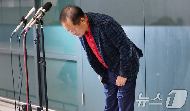 국민의힘 대선 경선에서 탈락한 뒤 정계 은퇴를 선언하고 하와이로 떠났던 홍준표 전 대구시장이 17일 인천국제공항을 통해 귀국해 인사를 하고 있다. 2025.6.17/뉴스1 ⓒ News1 권현진 기자