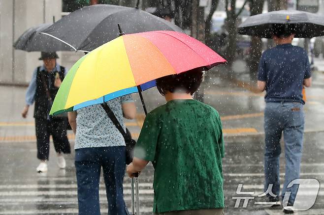 16일 오전 대구 수성구 달구벌대로에 많은 비가 쏟아지자 시민들이 우산을 펼쳐 비를 피하며 길을 건너고 있다. 2025.6.16/뉴스1 ⓒ News1 공정식 기자