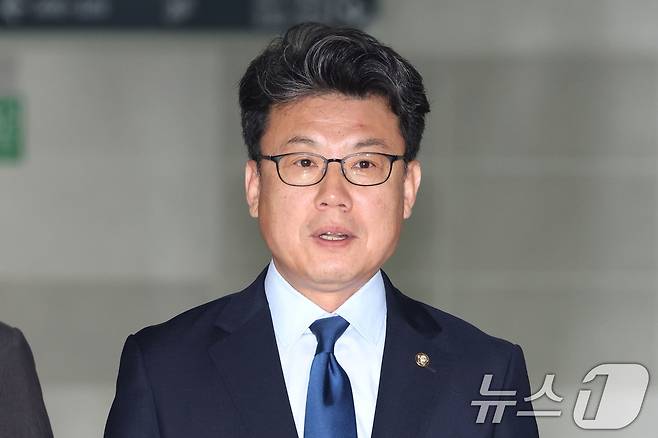 진성준 더불어민주당 정책위의장이 18일 오전 서울 여의도 국회 의원회관에서 민생회복지원금을 포함한 추가경정예산 편성 논의를 위해 열린 당정대 협의회에 참석하고 있다. 2025.6.18/뉴스1 ⓒ News1 이광호 기자