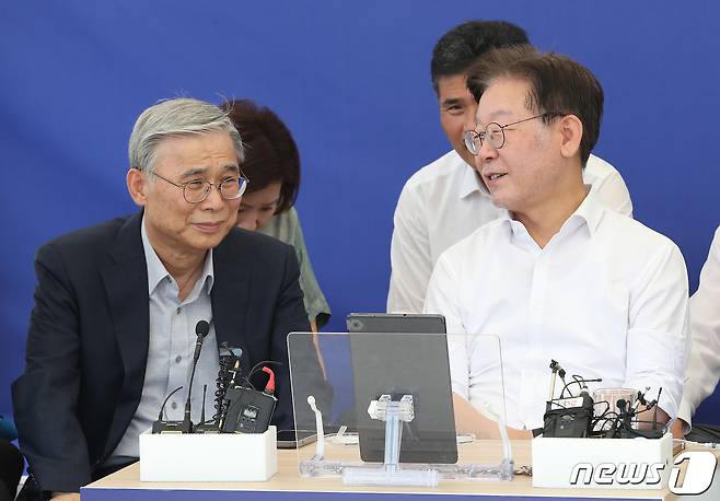 단식 7일차인 이재명 더불어민주당 대표(오른쪽)가 6일 오전 서울 여의도 국회 본청 앞 단식투쟁천막에서 이종석 전 통일부 장관과 대화를 나누고 있다. 2023.9.6/뉴스1 ⓒ News1 임세영 기자