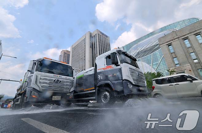 서울 최고기온이 29도까지 오르는 등 초여름 날씨를 보인 17일 서울 중구 태평로에서 살수차량들이 물을 뿌리며 도로의 열을 식히고 있다. 2025.6.17/뉴스1 ⓒ News1 박세연 기자