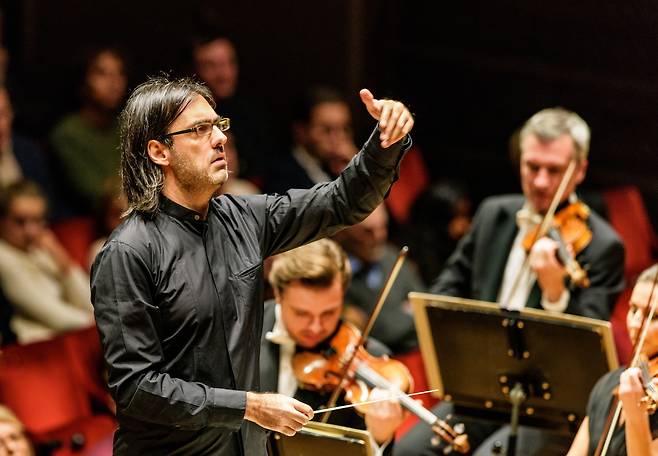 '클래식 레볼루션 2025'의 예술감독 레오디나스 카바코스@Jan-Olav Wedin(롯데문화재단 제공)