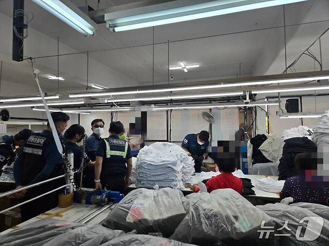 서울경찰청 기동순찰4대가 지난 9일 서울 중랑구 일대에서 유명 의류 브랜드 가품 제조공장을 단속하고 있는 모습. 2025.06.18/뉴스1(서울청 기동순찰4대 제공)