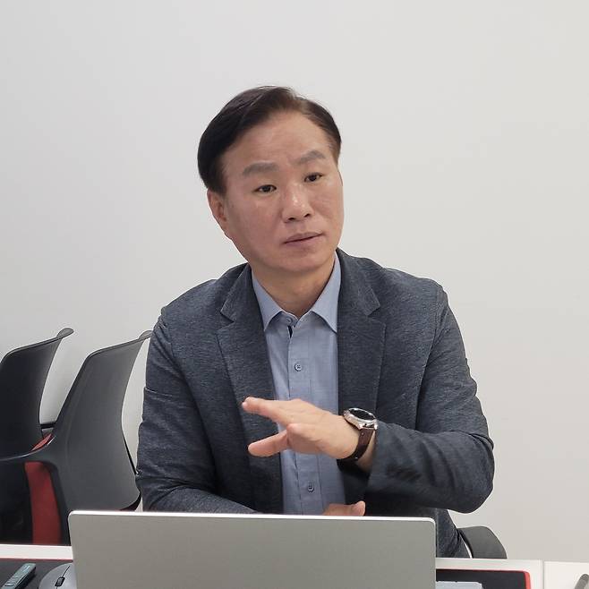 HLB헬스케어사업부 이제규 부사장이 13일 세종시 HLB헬스케어 사옥에서 회사에 대한 설명을 하고 있다. (HLB그룹 제공)