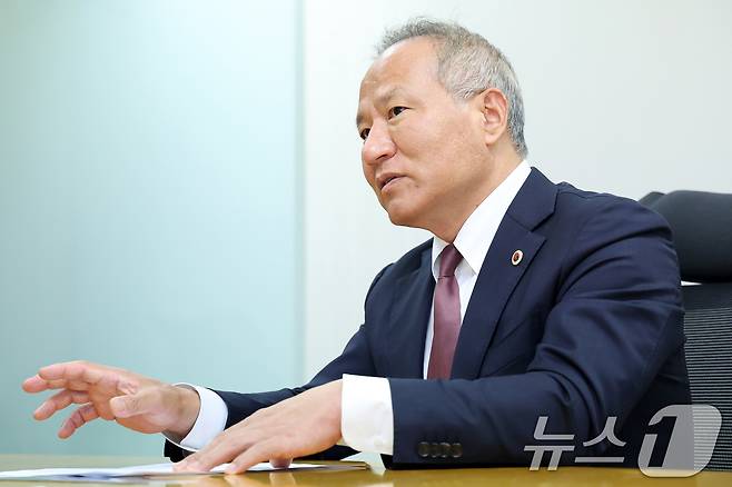 황규석 서울시의사회장이 17일 서울 종로구 뉴스1 본사에서 인터뷰를 하고 있다. ⓒ News1 민경석 기자