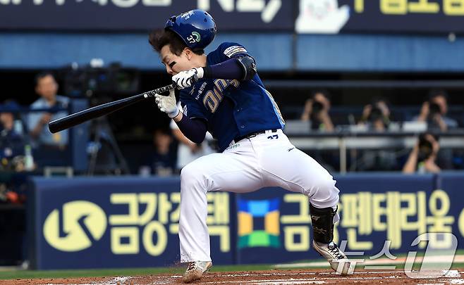 17일 오후 서울 송파구 잠실야구장에서 열린 프로야구 '2025 신한 SOL뱅크 KBO 리그' NC 다이노스와 LG 트윈스의 경기, 2회초 무사 주자 1루 상황 NC 박건우가 LG 선발 에르난데스의 투구에 맞고 있다. 2025.6.17/뉴스1 ⓒ News1 박정호 기자